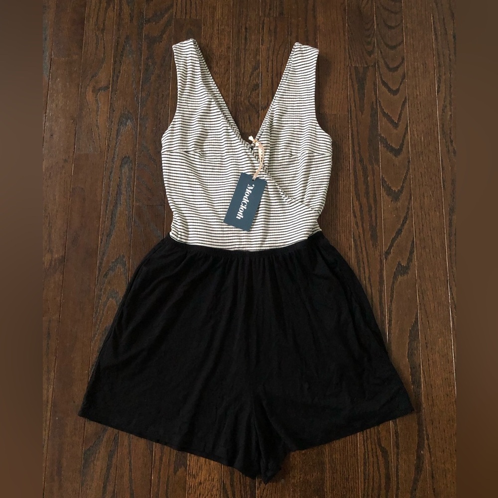 ModCloth Women’s XXS Black/White Deep V-Neck Sleeveless Romper w/Pockets - NWT! - Picture 3 of 13